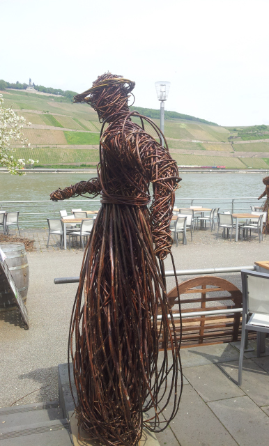 Bin Rheinpromenade Weidenfigur 1 _Mai 2015