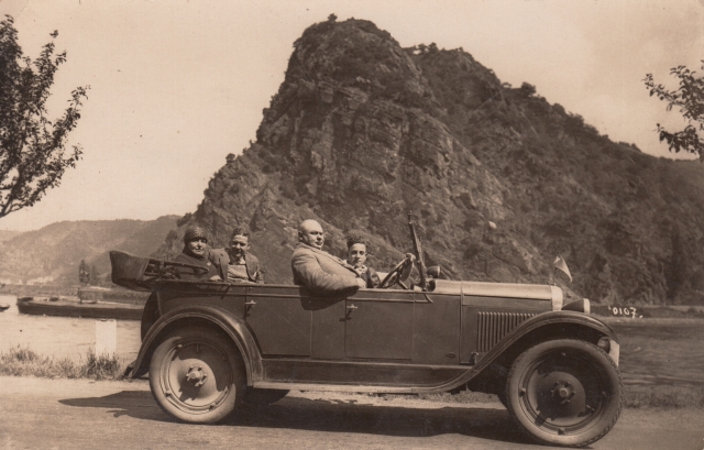 Loreley Automobil vor Kulisse 1928