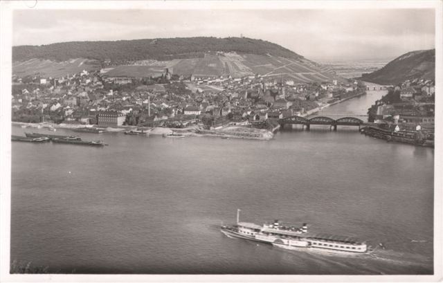 Bin Blcik auf Rheinufer mit Hotel Kaserne Badeanstalt